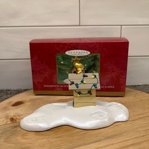 “Woodstock on Doghouse” Hallmark Keepsake Display